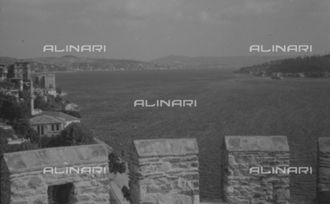 MFV-S-V00133-0268 - View of the Bosphorus from Rumelihisar, Roumeli Castle in Istanbul - Date of photography: 1962-1963 - Photo by Fosco Maraini/Gabinetto Vieusseux Property©Alinari Archives