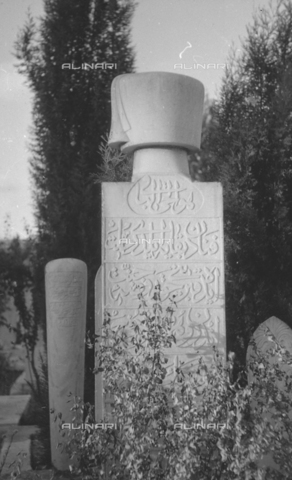 MFV-S-V00133-0270 - Muslim tombstone in Istanbul - Date of photography: 1962-1963 - Photo by Fosco Maraini/Gabinetto Vieusseux Property©Alinari Archives