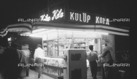 MFV-S-V00133-0271 - Istanbul kiosk - Date of photography: 1962-1963 - Photo by Fosco Maraini/Gabinetto Vieusseux Property©Alinari Archives