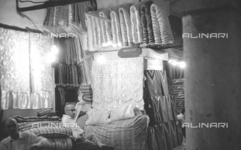 MFV-S-V00133-0273 - Carpet salesman in Istanbul - Date of photography: 1962-1963 - Photo by Fosco Maraini/Gabinetto Vieusseux Property©Alinari Archives