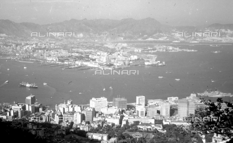 MFV-S-V00133-0279 - View of Victoria Harbour in Hong Kong - Date of photography: 1962-1963 - Photo by Fosco Maraini/Gabinetto Vieusseux Property©Alinari Archives