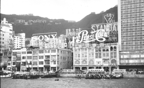 MFV-S-V00133-0280 - Veduta di Hong Kong dal mare - Data dello scatto: 1962-1963 - Foto di Fosco Maraini/Proprietà Gabinetto Vieusseux © Archivi Alinari