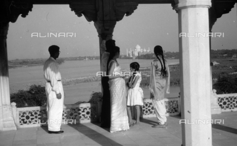 MFV-S-V00133-0285 - Un gruppo di persone guarda da lontano il Taj Mahal - Data dello scatto: 1962-1963 - Foto di Fosco Maraini/Proprietà Gabinetto Vieusseux © Archivi Alinari