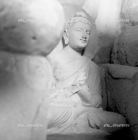 MFV-S-V00133-0288 - Scultura di un Buddha indogreco in Pakistan - Data dello scatto: 1962-1963 - Foto di Fosco Maraini/Proprietà Gabinetto Vieusseux © Archivi Alinari