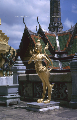MFV-S-V00368-0091 - Scultura dorata davanti ad un tempio nel sud-est asiatico (Birmania?) - Data dello scatto: 1953-1962 - Foto di Fosco Maraini/Proprietà Gabinetto Vieusseux © Archivi Alinari