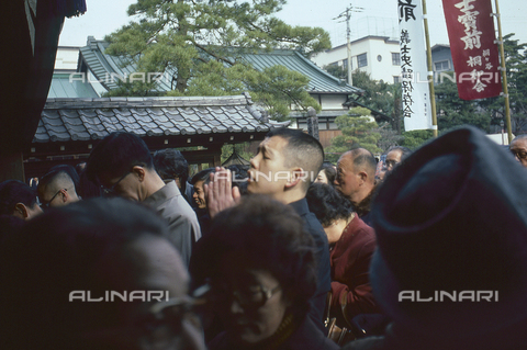 MFV-S-V00368-0094 - Folla di fedeli al tempio Sengaku-ji, Tokyo - Data dello scatto: 1953-1991 - Foto di Fosco Maraini/Proprietà Gabinetto Vieusseux © Archivi Alinari