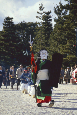 MFV-S-V00368-0099 - Processione dello sciamano durante il capodanno nel Santuario Heian, Kyoto - Data dello scatto: 1953-1991 - Foto di Fosco Maraini/Proprietà Gabinetto Vieusseux © Archivi Alinari