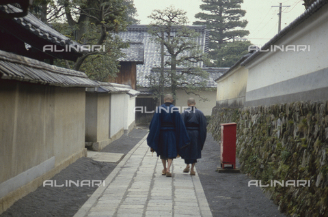 MFV-S-V00368-0100 - Monaci buddisti nel cortile del tempio Myoshinji, Kyoto - Data dello scatto: 1953-1991 - Foto di Fosco Maraini/Proprietà Gabinetto Vieusseux © Archivi Alinari