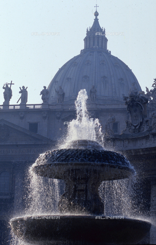 MFV-S-V00368-0109 - Una delle fontane gemelle di Piazza San Pietro in Vaticano - Data dello scatto: 1953-1991 - Foto di Fosco Maraini/Proprietà Gabinetto Vieusseux © Archivi Alinari