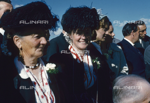 MFV-S-V00368-0114 - Due donne in costume tradizionale a Cortina d'Ampezzo - Data dello scatto: 1953-1991 - Foto di Fosco Maraini/Proprietà Gabinetto Vieusseux © Archivi Alinari