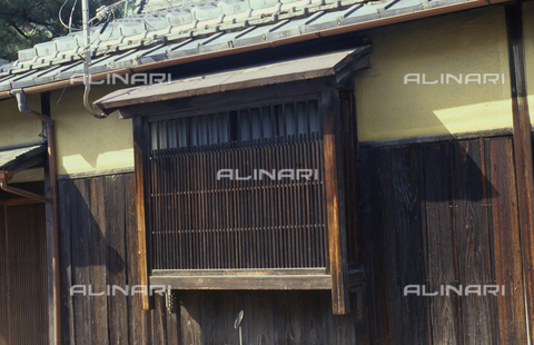 MFV-S-V00368-0128 - Abitazione caratteristica nella zona più antica Kyoto - Data dello scatto: 1953-1970 - Foto di Fosco Maraini/Proprietà Gabinetto Vieusseux © Archivi Alinari