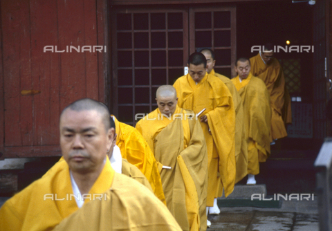 MFV-S-V00368-0132 - Un gruppo di monaci buddisti esce dal tempio T&#333;-ji, Kyoto - Data dello scatto: 1953-1991 - Foto di Fosco Maraini/Proprietà Gabinetto Vieusseux © Archivi Alinari