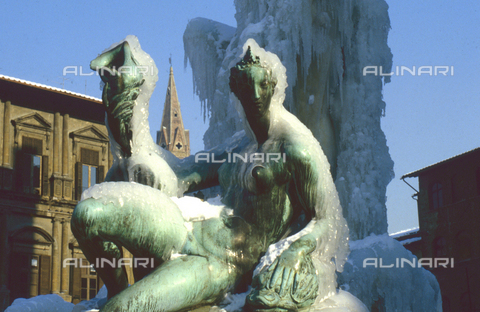 MFV-S-V00368-0144 - Fontana del Nettuno ghiacciata, Firenze - Data dello scatto: 1953-1991 - Foto di Fosco Maraini/Proprietà Gabinetto Vieusseux © Archivi Alinari