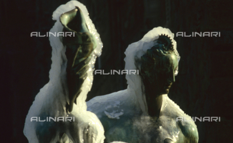 MFV-S-V00368-0146 - Fontana del Nettuno ghiacciata, Firenze - Data dello scatto: 1953-1991 - Foto di Fosco Maraini/Proprietà Gabinetto Vieusseux © Archivi Alinari