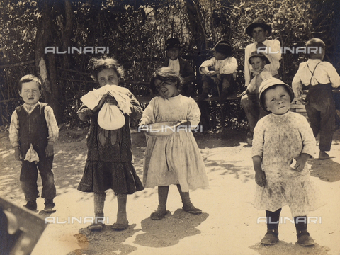 MLD-F-000118-0000 - Ritratto a figura intera di quattro bambini. I piccoli, sporchi e poveramente vestiti, stanno giocando all'aperto - Data dello scatto: 1900-1920 ca. - Archivi Alinari, Firenze