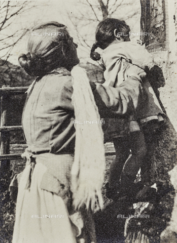 MLD-F-000124-0000 - Anziana con una bambina - Data dello scatto: 1920-1929 - Archivi Alinari, Firenze