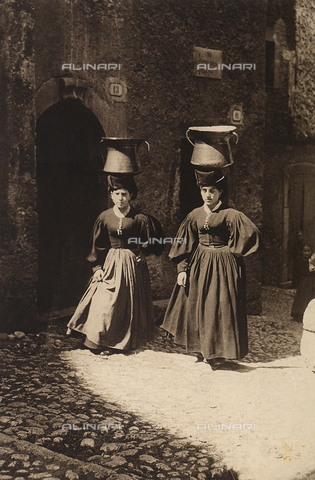 MLD-F-000178-0000 - Due donne di Scanno ritratte in strada mentre incedono trasportantando due recipienti per l'acqua posati sulla testa - Data dello scatto: 1900-1920 ca. - Archivi Alinari, Firenze