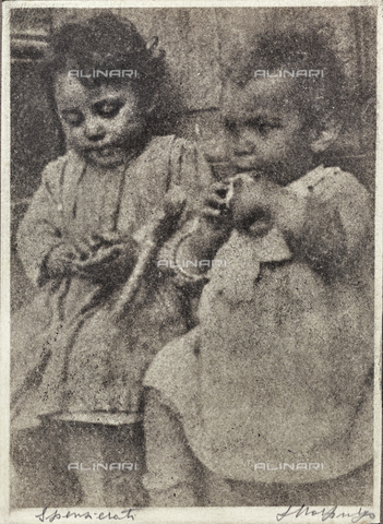 MLD-F-000245-0000 - Spensierati: coppia di bambini - Data dello scatto: 1920-1929 - Archivi Alinari, Firenze