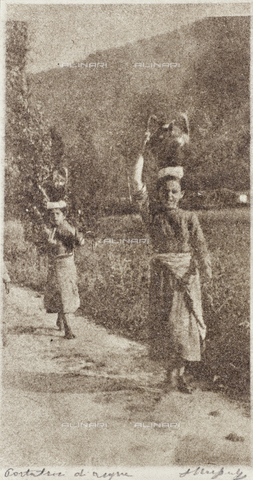 MLD-F-000279-0000 - Giovani ciociare nelle paludi pontine - Data dello scatto: 1920-1929 - Archivi Alinari, Firenze