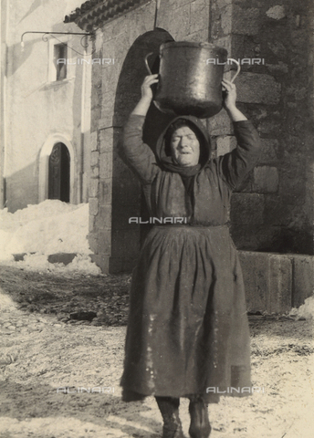 MLD-F-000387-0000 - "Donna di Ovindoli", località in provincia dell'Aquila - Data dello scatto: 1940 ca. - Archivi Alinari, Firenze