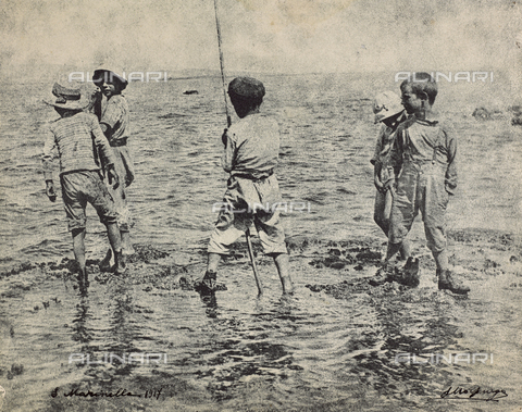 MLD-F-000587-0000 - Cinque bambini che pescano nel mare di Santa Marinella, in provincia di Roma - Data dello scatto: 1917 - Archivi Alinari, Firenze