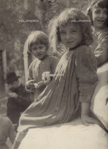 MLD-F-000601-0000 - Tre bambine sorridenti - Data dello scatto: 1940 ca. - Archivi Alinari, Firenze