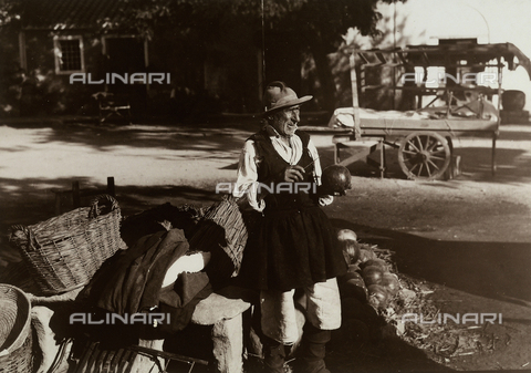 MLD-F-000606-0000 - Anziano venditore ambulante, Abruzzo - Data dello scatto: 1930 ca. - Archivi Alinari, Firenze