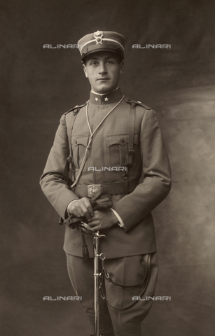 MRC-A-000033-0001 - Album "Regio Esercito Prima Guerra Mondiale": sottotenente fanteria di linea in uniforme da guerra - Data dello scatto: 1915 - Archivi Alinari, Firenze