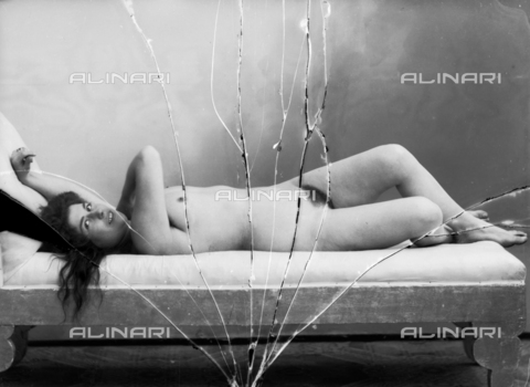 NVM-F-003172-0000 - Portrait of naked woman lying - Date of photography: 1900-1910 - Alinari Archives, Florence