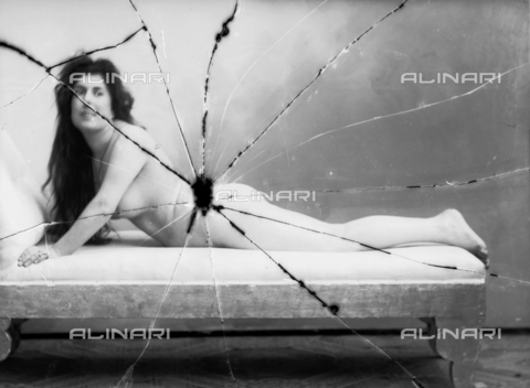 NVM-F-003175-0000 - Portrait of naked woman lying - Date of photography: 1900-1910 - Alinari Archives, Florence