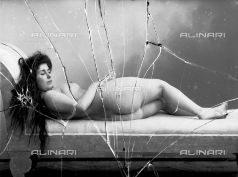 NVM-F-003185-0000 - Portrait of naked woman lying - Date of photography: 1900-1910 - Alinari Archives, Florence