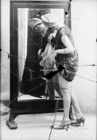 NVM-F-003198-0000 - Female portrait in front of a mirror - Date of photography: 1900-1910 - Alinari Archives, Florence