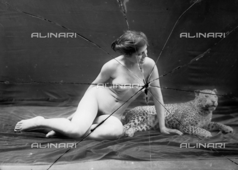 NVM-F-003204-0000 - Portrait of naked woman with a leopard - Date of photography: 1900-1910 - Alinari Archives, Florence