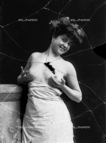 NVM-F-003205-0000 - Female portrait with unveiled breast - Date of photography: 1900-1910 - Alinari Archives, Florence