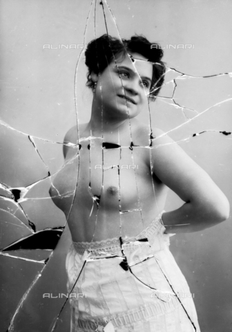 NVM-F-003220-0000 - Female portrait with unveiled breast - Date of photography: 1900-1910 - Alinari Archives, Florence