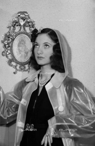 NVQ-S-004005-0035 - Ritratto femminile con mantellina da pioggia - Data dello scatto: 1941 - Archivi Alinari, Firenze