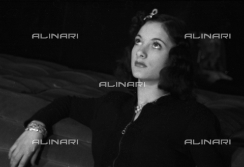 NVQ-S-004005-0040 - Ritratto femminile - Data dello scatto: 1941 - Archivi Alinari, Firenze