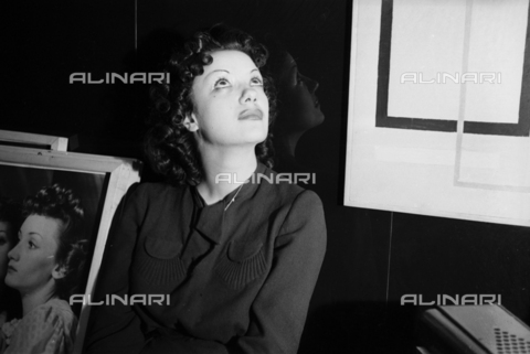 NVQ-S-004006-021A - Ritratto femminile - Data dello scatto: 1940-1945 - Archivi Alinari, Firenze