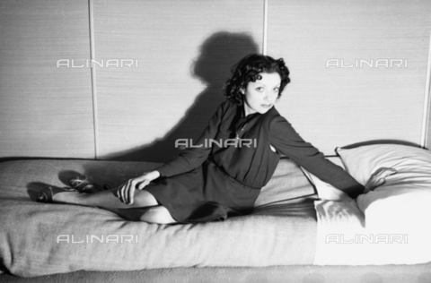 NVQ-S-004006-038A - Modella distesa su un letto - Data dello scatto: 1940-1945 - Archivi Alinari, Firenze