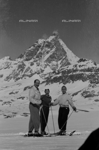 NVQ-S-004008-0011 - Ritratto di gruppo sulla neve - Data dello scatto: 1943 ca. - Archivi Alinari, Firenze