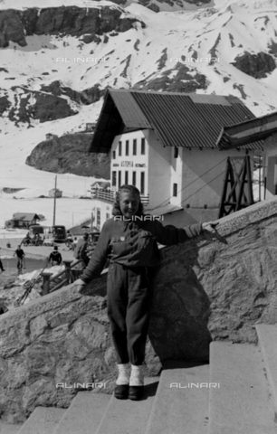 NVQ-S-004008-016A - Ritratto femminile in montagna - Data dello scatto: 1943 ca. - Archivi Alinari, Firenze