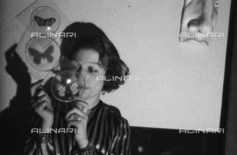 NVQ-S-004009-026A - Ritratto femminile con una farfalla - Data dello scatto: 1940-1945 - Archivi Alinari, Firenze