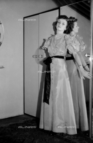 NVQ-S-004010-009A - Ritratto femminile con specchio - Data dello scatto: 1939-1940 - Archivi Alinari, Firenze