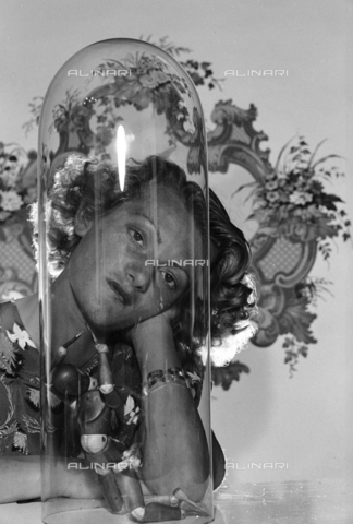 NVQ-S-004011-0012 - Ritratto femminile - Data dello scatto: 1940-1945 - Archivi Alinari, Firenze