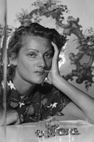 NVQ-S-004011-0027 - Ritratto femminile - Data dello scatto: 1940-1945 - Archivi Alinari, Firenze