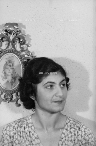 NVQ-S-004015-0006 - Ritratto femminile - Data dello scatto: 1940-1945 - Archivi Alinari, Firenze