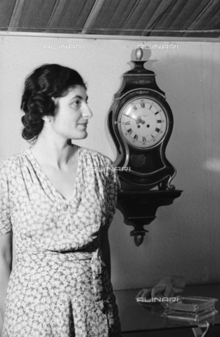 NVQ-S-004015-0008 - Ritratto femminile con orologio da parete - Data dello scatto: 1940-1945 - Archivi Alinari, Firenze