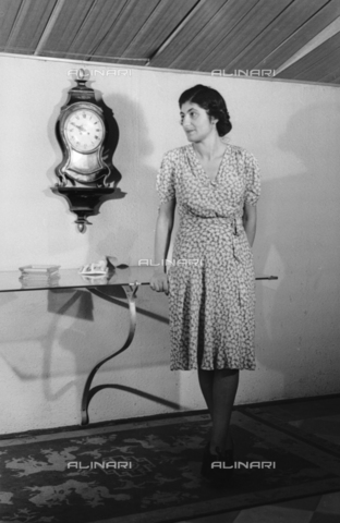 NVQ-S-004015-0010 - Ritratto femminile con orologio da parete - Data dello scatto: 1940-1945 - Archivi Alinari, Firenze