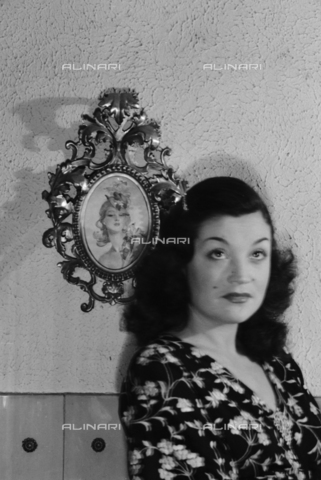 NVQ-S-004015-0018 - Ritratto femminile - Data dello scatto: 1940-1945 - Archivi Alinari, Firenze