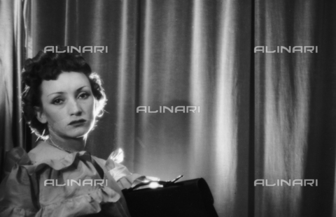 NVQ-S-004017-032A - Ritratto femminile - Data dello scatto: 1940-1945 - Archivi Alinari, Firenze